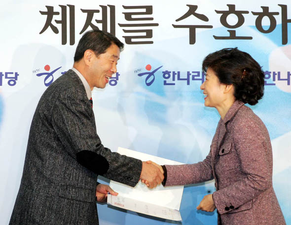 이계진 신임 대변인이 21일 국회에서 박근혜 대표로 부터  임명장을 받은 뒤 악수하고  있다. 김경호기자jijae@hani.co.kr