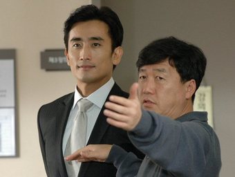 통일을 앞둔 한반도를 무대로 펼쳐지는 국가적 위기와 갈등을 그린 영화 ‘한반도’의 강우석 감독과 차인표. (서울=연합뉴스) 통일을 앞둔 한반도를 무대로 펼쳐지는 국가적 위기와 갈등을 그린 영화 ‘한반도’의 강우석 감독과 차인표. (서울=연합뉴스)