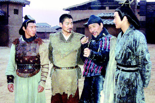 한·중·일 합작영화 <묵공>에 출연중인 대만의 가수 출신 배우 우치롱, 류더화, 안성기, 한국 신인배우 최시원(왼쪽부터) 등이 세트장에서 포즈를 취하고 있다.