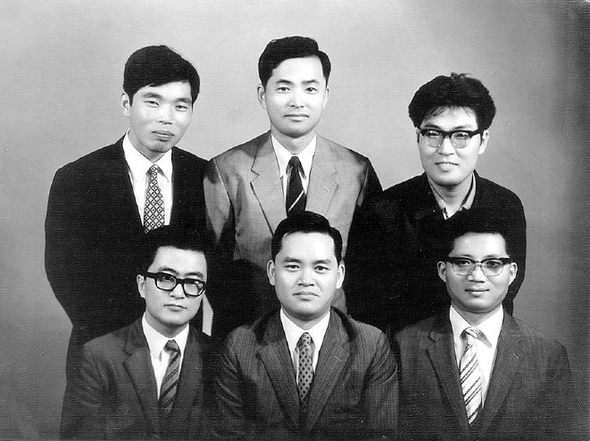 출판사 문학과지성사의 모태가 된 잡지 <문학과 지성> 창간호(1970년 가을호)와, 창간호를 내고 편집동인 등이 찍은 기념사진. 뒷줄 왼쪽이 김치수씨, 오른쪽이 김현, 아랫줄 왼쪽이 김병익씨, 가운데가 작고한 황인철 변호사다.