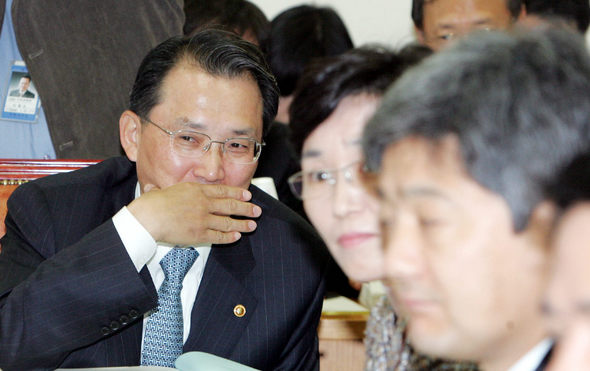 변양균 기획예산처 장관이 28일 오전 국회에서 열린 예산결산특별위원회의 예산안조정소위 첫 회의에 참석해 여야 의원들의 발언을 듣고 있다가 손을 가리며 웃고 있다. 김경호 기자 jijae@hani.co.kr