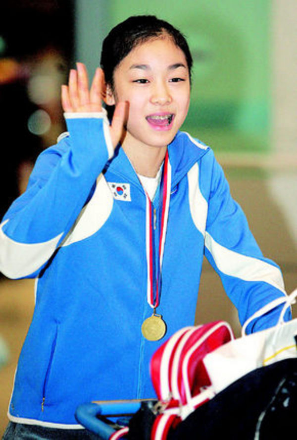 한국 피겨스케이팅 사상 처음으로 세계주니어무대를 정복한 김연아가 29일 오후 인천공항을 통해 귀국해  환영객들에게 손을 흔들며 환하게 웃고 있다. 영종도/연합뉴스