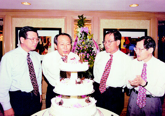 지난 1997년 고 박정구 회장 생일 때 한 자리에 모인 금호아시아나그룹의 형제들. 왼쪽부터 박삼구 회장, 고 박 회장, 고 박성용 명예회장, 박찬구 금호석유화학 부회장. 금호아시아나그룹 제공