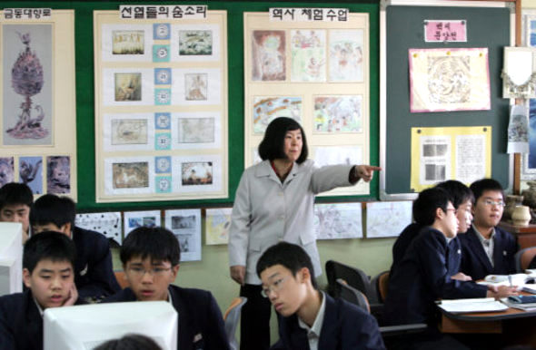 2010학년도 중학교 1학년부터 교사에게 교과서 선택권을 주고, 같은 과목이라도 교사별로 다른 시험문제를 출제해 학생을 평가할 수 있는 ‘교사별 학생평가제’ 도입이 추진되고 있다.  <한겨레>자료 사진