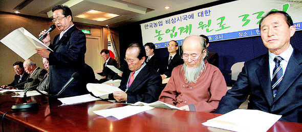 5일 서울 언론회관 기자회견장에서 열린 농업계 원로 33인의 비상시국선언 발표 기자회견에서 장원석 단국대 대학원장이 쌀값 회복과 농업·농촌을 살리기 위한 중장기 대책 마련 등을 요구하는 성명서를 읽고 있다. 김진수 기자 <A href=\"mailto:jsk@hani.co.kr\">jsk@hani.co.kr</A>