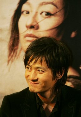 5일 복합영화관 CGV용산점에서 열린 새 영화 ‘태풍’ 시사회에 참석한 주인공 장동건이 기자회견을 갖고 있다. (서울=연합뉴스) 5일 복합영화관 CGV용산점에서 열린 새 영화 ‘태풍’ 시사회에 참석한 주인공 장동건이 기자회견을 갖고 있다. (서울=연합뉴스)