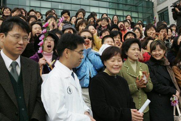 지난 12월 6일 오전 서울대학교 수의대 정문앞 계단에서 \"아이러브 황우석\" 팬들이 안규리 교수 등 연구실 교수들에게 \"황우석 교수님 힘내세요\"란 격려의 함성을 소리내자 감격해하고 있다 .(서울=연합뉴스)