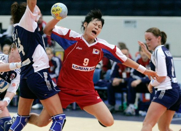 한국의 김차연(가운데)이 6일 러시아 상트페테르부르크에서 열린 제17회 세계여자핸드볼선수권대회 예선 B조 2차전 노르웨이와 경기에서 득점하고 있다. 한국은 이 경기에서 30-25로 노르웨이를 꺾고 짜릿한 역전승을 일궈내 첫 승을 기록했다.(AP=연합뉴스) 한국의 김차연(가운데)이 6일 러시아 상트페테르부르크에서 열린 제17회 세계여자핸드볼선수권대회 예선 B조 2차전 노르웨이와 경기에서 득점하고 있다. 한국은 이 경기에서 30-25로 노르웨이를 꺾고 짜릿한 역전승을 일궈내 첫 승을 기록했다.(AP=연합뉴스)