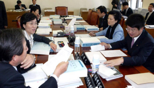 7일 국회 예산결산특별위원회 예산안조정소위의 이영순 민주노동당 의원(왼쪽 가운데)과 이종구·이계경 한나라당 의원(오른쪽 앞부터) 등이 회의 시작 전 수석전문위원들과 예산안을 논의하고 있다. 이종찬 기자 <A href=\"mailto:rhee@hani.co.kr\">rhee@hani.co.kr</A>