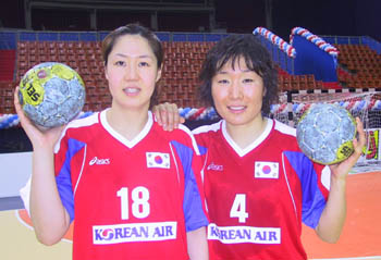 핸드볼 국가대표  강지혜(25·부산시설관리공단· 왼쪽)와 허순영(30·일본 오므론·오른쪽) 선수.