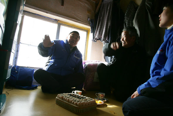 연말을 맞아 삼성 사장단 23명이 사회봉사 활동에 나선 가운데, 이상완 삼성전자 LCD총괄 사장(왼쪽)이 서울 중구 후암동 쪽방촌을 찾아 한 주민에게 방한용 침구세트를 전달한 뒤 얘기꽃을 피우고 있다. 삼성은 오는 25일 성탄절까지 전국 10개 쪽방촌의 7천가구를 방문해, 겨울나기를 살피는 ‘올 터치 운동’을 벌일 예정이다. 글 홍대선, 사진 임종진 기자 hongds@hani.co.kr