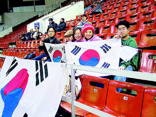 한국인 유학생 5명이 지난 6일 러시아 상트페테르부르크에서 열린 제17회 세계여자핸드볼선수권대회 한국과 슬로베니아와의 예선 경기에서 태극기를 흔들며 열심히 응원하고 있다. 상트페테르부르크/김동훈 기자 <A href=\"mailto:cano@hani.co.kr\">cano@hani.co.kr</A>