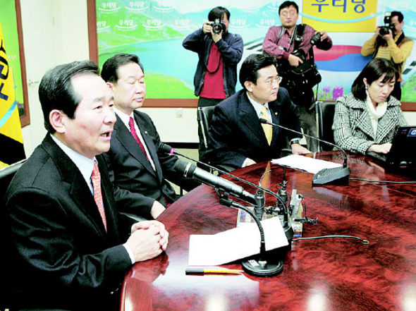 정세균 열린우리당 의장이 11일 오후 서울 영등포동 당사에서 기자간담회를 열어, 사립학교법 처리의 불가피성 등을 설명하고 있다. 연합뉴스