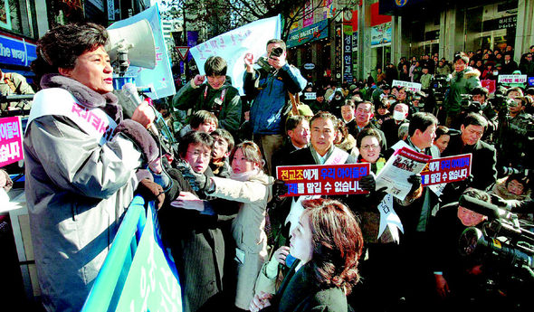 박근혜 한나라당 대표가 13일 서울 명동에서 열린 사립학교법 개정 무효화 촉구 거리집회에서 연설을 하고 있다. 이종찬 기자 <A href=\"mailto:rhee@hani.co.kr\">rhee@hani.co.kr</A>