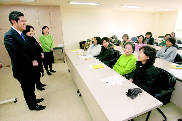사회적 일자리 창출의 일환으로 에스케이텔레콤과 성동자활후견기관이 지난 7일 서울 성동구 대현복지회관 강당에서 공동으로 장애아동교육보조원 양성 강좌를 열고 있다. 임상강사와 에스케이텔레콤 직원(왼쪽)이 강좌에 참여한 여성들과 인사를 나누고 있다. 임종진 기자 <A href=\"mailto:stepano@hani.co.kr\">stepano@hani.co.kr</A>