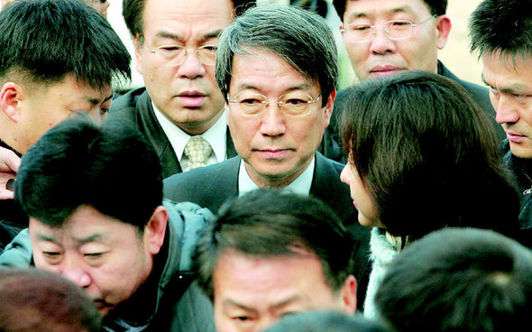 정운찬 서울대 총장이 16일 오전 기자들과 학교 관계자, 경비원들 사이로 대학 본관에 들어서고 있다. 서울대는 16일 기자회견을 통해 “황우석 석좌교수팀의 배아줄기세포 진위를 검증할 조사위원회를 발족해 본격적인 조사에 착수하겠다”고 밝혔다. 이종찬 기자 <A href="mailto:rhee@hani.co.kr">rhee@hani.co.kr</A> 이종찬 서울대 11시기자회견