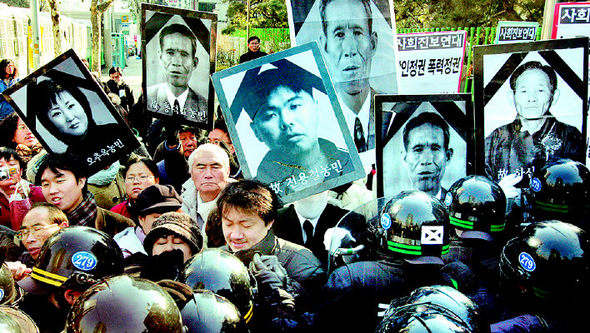 ‘농업의 근본적 회생과 고 홍덕표·전용철 농민 살해 규탄 범국민대책위원회’ 회원들이 19일 오후 서울 서대문 경찰청 앞에서 규탄 기자회견을 마친 뒤 허준영 경찰청장 면담을 요구하며 경찰과 몸싸움을 벌이고 있다. 김태형 기자 <A href=\"mailto:xogud555@hani.co.kr\">xogud555@hani.co.kr</A>