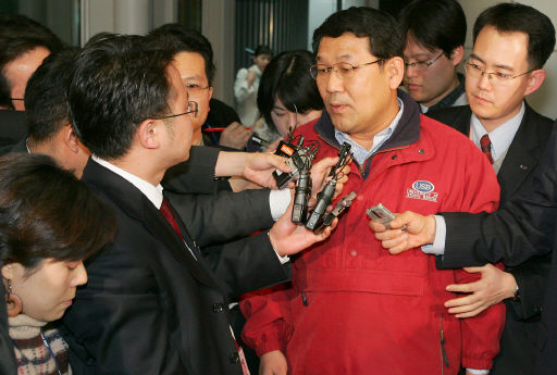 황우석 교수 줄기세포 관련 2005년 사이언스 논문 공동저자 중 한 명인 윤현수 한양대 의대 교수가 인천공항을 통해 입국한 뒤 취재진의 줄기세포 관련 질문에 “이 자리에선 말할 수가 없다”고  대답하고 있다. 영종도/연합뉴스