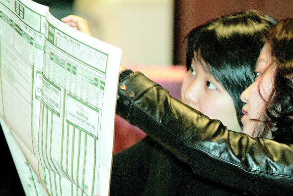 하나은행이 연말을 맞아 고객 사은행사의 하나로 23일 서울 롯데호텔에서 연 2006년 대학지원전략 및 논술특강에 참석한 학부모와 학생이 진학 예정표를 살펴보고 있다. 탁기형 선임기자 khtak@hani.co.kt