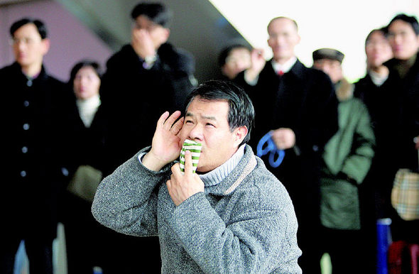 황우석 교수의 논문 조작과 관련한 서울대 조사위원회의 조사 결과가 발표된 23일 오전 서울역 대합실에서 한 시민이 텔레비전으로 중계되는 노정혜 서울대 연구처장의 말에 귀를 기울이고 있다. 탁기형 선임기자 <A href=\"mailto:khtak@hani.co.kr\">khtak@hani.co.kr</A>
