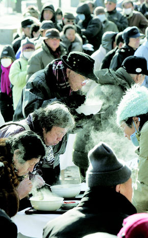 다시 한파가 밀려온 26일 낮 서울 장충단공원에서 노인들이 따뜻한 점심식사를 하고 있다. 호텔신라 요리사들은 매월 마지막 월요일에 노인들에게 점심을 대접하는 ‘사랑의 점심’ 행사를 3년째 계속하고 있다. 김진수 기자 jsk@hani.co.kr