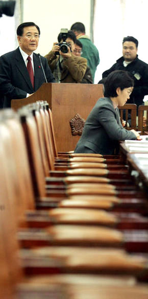 박준영 전남지사가 26일 국회 행정자치위원회에 출석해 전남 지역의 폭설피해 상황을 보고하고 있다. 야당 의석이 한나라당의 불참으로 텅빈 가운데, 이영순 민주노동당 의원만 자리를 지키고 있다. 김경호 기자 <A href=\"mailto:jijae@hani.co.kr\">jijae@hani.co.kr</A>