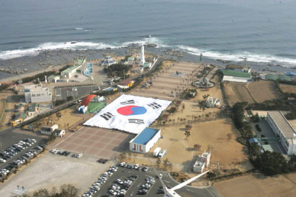 새해를 맞아 경북도 곳곳에서 해맞이 행사가 펼쳐진다. 포항 호미곶에서 진행될 세계 최대 태극기 펼치기 행사의 리허설 장면. 포항시청 제공