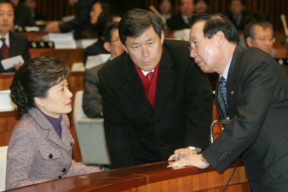 한나라당 의원총회 한나라당 박근혜대표가 28일 오전 국회에서 열린 의원총회에서 이규택 사학법무효화투쟁본부장 등과 향후 대책을 협의하고 있다. (서울=연합뉴스) 한나라당 의원총회 한나라당 박근혜대표가 28일 오전 국회에서 열린 의원총회에서 이규택 사학법무효화투쟁본부장 등과 향후 대책을 협의하고 있다. (서울=연합뉴스)