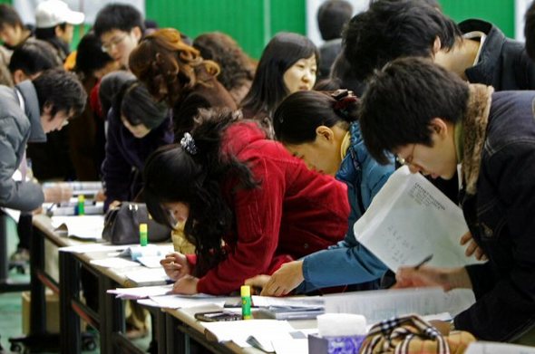 대입 원서접수하는 응시생들 06년도 대입정시모집 원서접수 마지막날인 28일 서울 시립대학교에서 응시생들이 현장에서 입학원서를 작성하고 있다. (서울=연합뉴스) 대입 원서접수하는 응시생들 06년도 대입정시모집 원서접수 마지막날인 28일 서울 시립대학교에서 응시생들이 현장에서 입학원서를 작성하고 있다. (서울=연합뉴스)