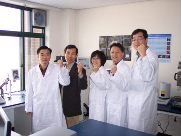 왼쪽부터 장흥배 항생제교수, 문무상 간염백신교수, 정주영 우루사교수, 김경미 바이오식품교수, 정성오 다시다교수 바이오기능대 제공