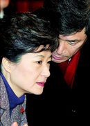 박근혜 한나라당 대표가 28일 오전 국회에서 열린 한나라당 의원총회에서 이군현 교육위원회 간사로부터 사립학교법과 관련된 보고를 받고 있다. 이종찬 기자 <A href="mailto:rhee@hani.co.kr">rhee@hani.co.kr</A>