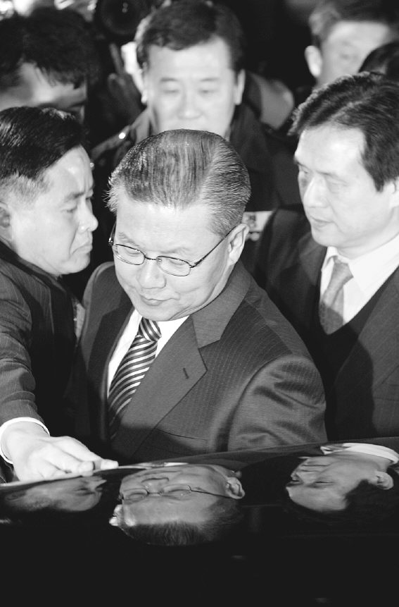 농민 사망에 따른 자진사퇴 압력에 맞서오다 29일 오전 사표를 낸 허준영 경찰청장이 같은날 저녁 서울 미근동 경찰청을 떠나기 위해 차량에 오르고 있다. 김종수 기자 jongsoo@hani.co.kr