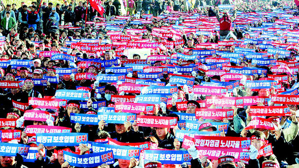 지난 해 11월 서울 대학로에서 열린 ‘비정규직 보호입법 쟁취 및 노사관계 로드맵 저지’를 위한 전국노동자대회에서 한국노총 소속 노동자들이 “비정규 보호입법 쟁취”를 외치고 있다. 김태형 기자 <A href="mailto:xogud555@hani.co.kr">xogud555@hani.co.kr</A>