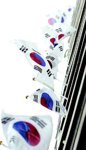 새해 첫날인 1일 오전 서울 관악구 봉천동 관악드림타운 아파트에 내걸린 태극기가 바람에 휘날리고 있다. 대한민국국기선양회는 경축일인 1월1일이 국기게양일이라는 사실을 홍보하기 위해 이 아파트 부녀회와 함께 3천6백여 세대에 태극기를 나눠주고 국기 게양을 독려했다. 김정효 기자 hyopd@hani.co.kr