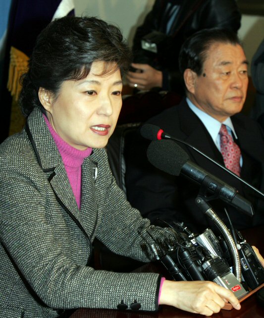 원희룡최고위원에게 공개 경고하는 박근혜대표. 5일 오전 염창동 한나라당사에서 열린 최고위원회의에서 박근혜대표가 "박근혜대표의 사학법 이념투쟁은 병"이라고 모 잡지 인터뷰에서 발언한 원희룡최고위원에게 공개 경고를 하고 있다./이희열/정치/ 2006.1.5 (서울=연합뉴스) joy@yna.co.kr 원희룡최고위원에게 공개 경고하는 박근혜대표. 5일 오전 염창동 한나라당사에서 열린 최고위원회의에서 박근혜대표가 "박근혜대표의 사학법 이념투쟁은 병"이라고 모 잡지 인터뷰에서 발언한 원희룡최고위원에게 공개 경고를 하고 있다./이희열/정치/ 2006.1.5 (서울=연합뉴스) joy@yna.co.kr