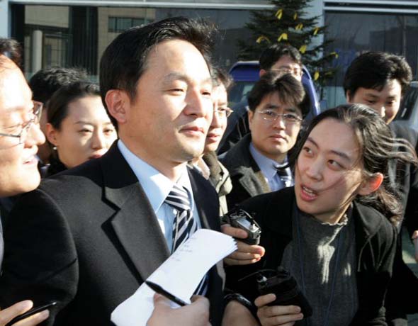 굳게 입 다문 원희룡최고위원.  박근혜대표의 사학법 이념투쟁은 병이라고  인터뷰도중 발언한 원희룡최고위원이 5일 오전 염창동한나라당사에서 열린 최고.중진의원회의에서 박근혜대표로 부터 공개 경고를 받은 뒤 굳은 표정으로 회의실을 나서고 있다./이희열/정치/ 2006.1.5 (서울=연합뉴스) joy@yna.co.kr