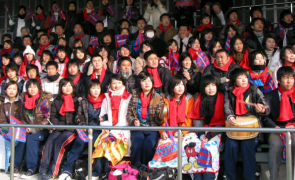 5일 오후 제84회 전일본 고교축구선수권대회 준준결승 오사카 조선고급학교와 야스고의 경기가 벌어진 지바현 이치하라린카이 경기장에서 민족학교 학생들과 총련계 동포들이 “이겨라 조고”를 외치며 열띤 응원을 펼치고 있다.