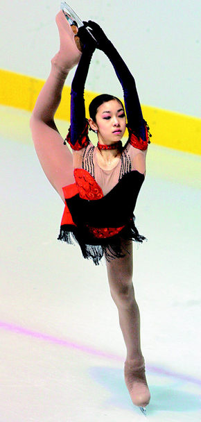 ‘피겨요정’ 김연아가 7일 태릉빙상장에서 열린 제60회 피겨스케이팅종합선수권대회 시니어 부문 여자부 경기에서 멋진 연기를 펼치고 있다. 연합뉴스