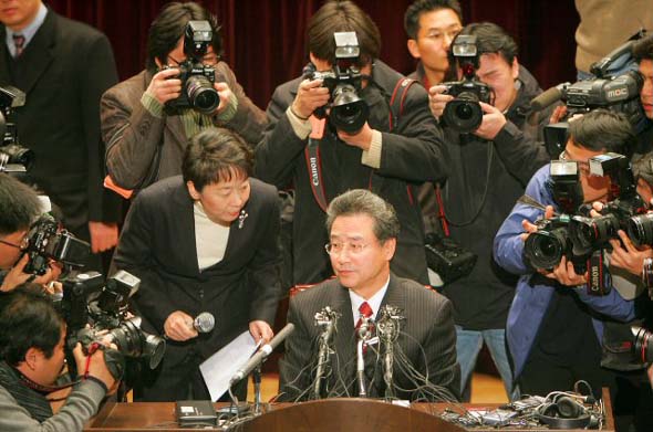 발표 전 의견 나누는 정명희,노정혜 조사위원.  10일 오후 서울대 문화관 중강당서 열린 '황우석 교수팀 줄기세포 논란'관련 서울대 조사위원회 최종 결과 기자회견에서 정명희 조사위원장과 노정혜 서울대 연구처장이 최종결과 발표 전 대화를 나누고 있다./황광모/사회/과학/ 2006.1.10 (서울=연합뉴스) hkmpooh@yna.co.kr