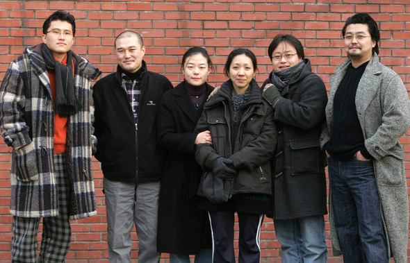 ‘젊은 연출가들의 요람’ 혜화동 1번지 4기를 이끌어갈 동인들이 한 자리에 모였다. 왼쪽부터 김재엽(33), 박정석(36), 김혜영(30), 강화정(36), 김한길(34), 우현종(34)씨. 강재훈 선임기자 <A href="mailto:khan@hani.co.kr">khan@hani.co.kr</A>