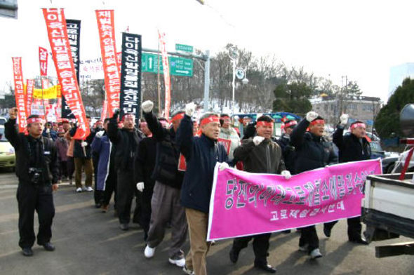 충남 당진 주민들이 지난달 16일 현대아이엔아이스틸 고로제철소 건설에 반대하는 가두행진을 벌이고 있다. 당진환경연합 제공