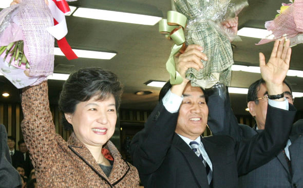 12일 국회에서 열린 한나라당 원내대표 경선에서 새 원내대표로 당선된 이재오 의원(가운데)이 박근혜 대표, 이방호 새 정책위의장(오른쪽)과 함께 의원들에게 인사하고 있다. 김경호 기자 <A href="mailto:jijae@hani.co.kr">jijae@hani.co.kr</A>