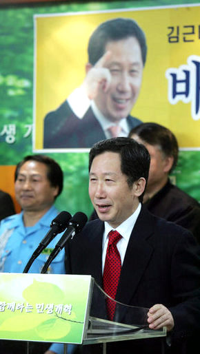 김근태 열린우리당 의원이 15일 서울 영등포동 당사에서 기자회견을 열어 2·18 전당대회 출마를 선언하고 있다. 김경호 기자 <A href="mailto:jijae@hani.co.kr">jijae@hani.co.kr</A>