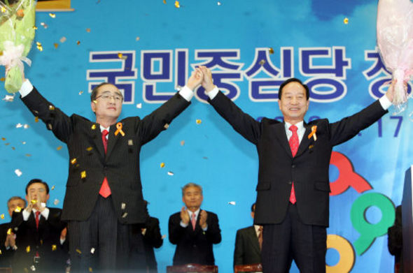 <b>심대평-신국환 공동대표</b> 17일 서울 잠실 올림픽공원 펜싱경기장에서 열린 국민중심당 창당대회에서 공동 대표최고위원에 선출된 심대평 충남지사(왼쪽)와 신국환 의원이 손을 맞잡고 당원들에게 인사하고 있다. 연합뉴스