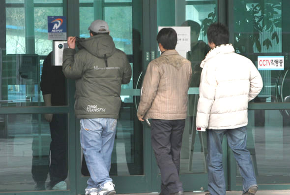 17일 오후 황우석 교수팀 논문 조작 사건과 관련해 감사원이 감사를 실시하면서 외부인 출입이 통제된 서울대 수의대에서 학생들이 출입카드를 이용해 정문 안으로 들어가고 있다. 김종수 기자 <A href="mailto:jongsoo@hani.co.kr">jongsoo@hani.co.kr</A>