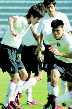 한국 축구대표팀의 김정우와 정조국, 정경호(왼쪽부터)가 17일 아랍에미리트연합 두바이 알 나스르 경기장에서 열린 연습훈련에서 진지하게 몸을 풀고 있다. 두바이/김진수 기자 jsk@hani.co.kr