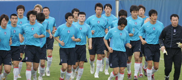 16일 오전 아랍에미레이트 두바이에 도착한 축구 국가대표팀이 이날 오후 알나스르 경기장에서 열린 첫 훈련에서 가볍게 몸을 풀고 있다. 두바이/김진수 기자 jsk@hani.co.kr