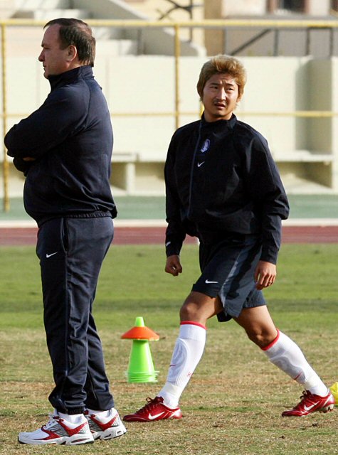 사우디 전지훈련 중인 이천수와 아드보카트 감독. 아랍 에미리트와 평가전 패배후 사우디 아라비아 리야드로 이동, 그리스전을 앞두고 회복훈련에 들어간 한국 축국국가대표팀 이천수가 19일 오후(현지시각) 알 나세르 구장에서 몸을 풀고 있다. (서울=연합뉴스) xyz@yna.co.kr