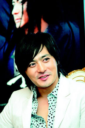 영화 <무극>에서 노예 쿤룬으로 출연한 장동건이 20일 서울 장충동 신라호텔에서 열린 기자회견에서 기자들의 질문에 답하고 있다. 연합뉴스