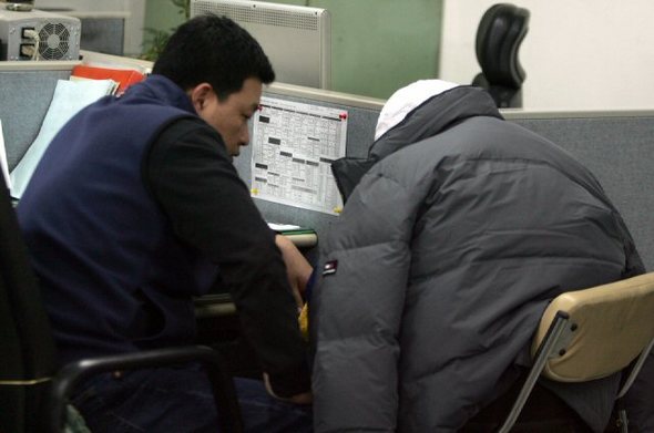 ‘평범한 가장에서 연쇄성폭행범으로‘. 10여년간 전국을 떠들석하게 했던 연쇄성폭행범, 속칭 ‘발바리‘ 이모(45.오른쪽)씨가 전날 검거돼 20일 대전 동부경찰서 형사과에서 조사를 받고 있다.(대전=연합뉴스)